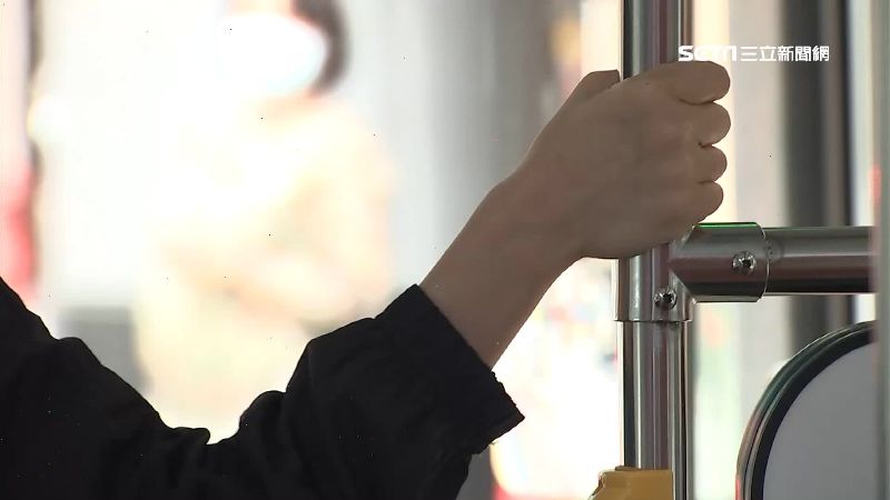嬤搭公車按「神秘按鈕」功能曝光