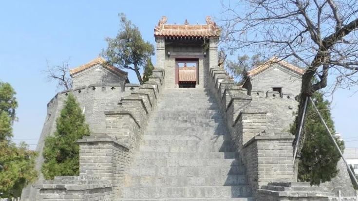 日軍砲彈轟古寺皆未爆　近看連忙下跪