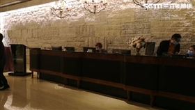 雙北警局長出席700人義警餐會，現場遭2黑衣男丟上千隻蟑螂鬧場。圖為餐廳鉅星匯櫃台。