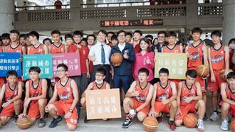 結合社區學校 北高也有夜間球場了