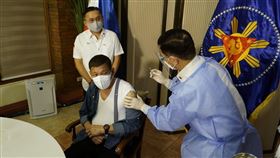 杜特蒂打疫苗 圖／翻攝自BongGo臉書