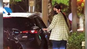 上車前，李千那左顧右盼，看到後方車輛靠近，被嚇到瞪大雙眼。（圖／CTWANT攝影組）