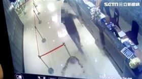 黑衣人,潑蟑螂,鉅星匯 翻攝畫面