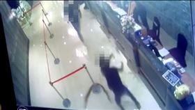 黑衣人,潑蟑螂,鉅星匯 翻攝畫面