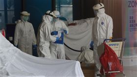 諾富特飯店擴大環境採檢（1）諾富特華航桃園機場飯店發生武漢肺炎（2019冠狀病毒疾病，COVID-19）疫情群聚感染，中央流行疫情指揮中心指示飯店全面清空，1日上午檢疫人員進入飯店，針對環境擴大採檢。中央社記者施宗暉攝　110年5月1日