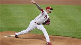 ▲維拉史奎茲（Vince Velasquez）6局失1分自己打回1分拿下本季勝。（圖／美聯社／達志影像）
