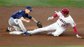 ▲大谷翔平游擊滾地球跑出二壘安打。（圖／美聯社／達志影像）