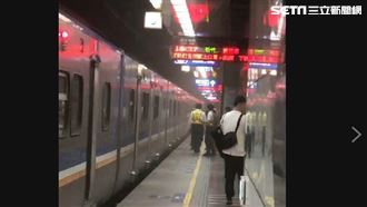 快訊／台鐵列車冒白煙　旅客驚恐下車