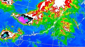明（5）日首波梅雨季移動性鋒面將至，但到了台灣後威力減弱。（圖／翻攝自氣象局）