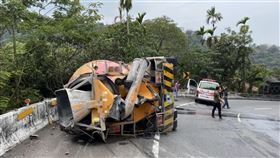 混凝土車南投鹿谷翻覆　夫死妻重傷一輛預拌混凝土車3日行經南投縣鹿谷鄉縣道151線指標約2.5公里處，失控衝到對向翻覆，造成賴姓男駕駛傷重不治、張姓女乘客全身多處骨折，兩人為夫妻。（民眾提供）中央社記者蕭博陽南投縣傳真　110年5月3日