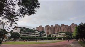 華航機師染疫案持續擴大，案1129（諾富特房務女主管）染疫家人足跡更是遍及雙北，新北教育局證實，秀山國小今日將進行全校環境消毒。（圖／翻攝自Google Maps）