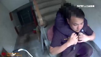 見婦癱坐樓梯間　暖心外送員報警救人