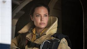 女星安吉莉娜裘莉飾演空降消防員超拚命。（圖／華納兄弟提供）