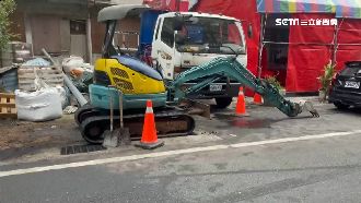 怪手突垂落砸機車　男載幼子慘犁田