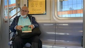 紐約客口罩沒戴好  地鐵加強宣導2019冠狀病毒疾病疫情爆發後，紐約地鐵以車廂廣告宣導如何正確配戴口罩，但仍有乘車民眾口罩未遮住口鼻。中央社記者尹俊傑紐約攝  109年11月18日