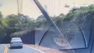 拖板車載怪手勾斷電桿　150戶停電