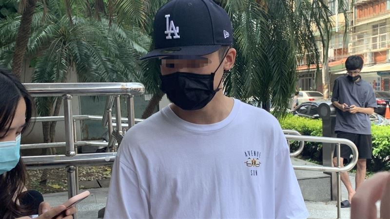 潑警上千蟑螂！賣家：他說越大隻越好