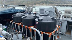 馬祖東莒水情告急  跨島運水西莒海水淡化廠可供水給20分鐘航程內的東莒島，軍方船艇放置共60噸的蓄水桶，在海象許可日每天運補2趟，因應未來東莒缺水情況。（連江縣自來水廠提供）中央社記者邱筠馬祖傳真  110年3月12日