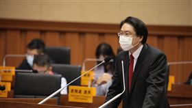 林右昌議會施政報告　說明基隆軌道政策發展方向基隆市長林右昌（右）4日在市議會表示，交通部去年召開「北北基軌道路網政策溝通平台」會議，邀基隆與雙北首長共商3市軌道發展方向，獲5大共識；其中涉及基隆部分，包括基隆輕軌升級基隆捷運、台北端將延伸至南港、民生汐止線與基隆捷運整合，而八堵–基隆路段正納入都市縫合理念評估規劃方案，將持續規劃討論。中央社記者王朝鈺攝  110年5月4日