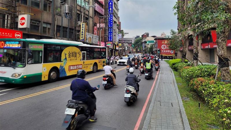 新海橋3汽機車連撞！車流湧現塞翻了