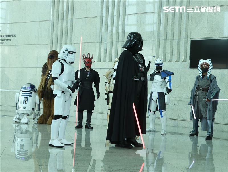 黑武士、R2D2、丘巴卡、白兵、達斯魔、REX、機車兵、阿索卡與百名星戰迷共襄盛與星戰日活動。（記者邱榮吉/攝影）