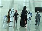 黑武士、R2D2、丘巴卡、白兵、達斯魔、REX、機車兵、阿索卡與百名星戰迷共襄盛與星戰日活動。（記者邱榮吉/攝影）