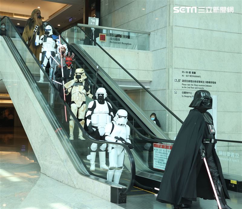 黑武士、R2D2、丘巴卡、白兵、達斯魔、REX、機車兵、阿索卡與百名星戰迷共襄盛與星戰日活動。（記者邱榮吉/攝影）