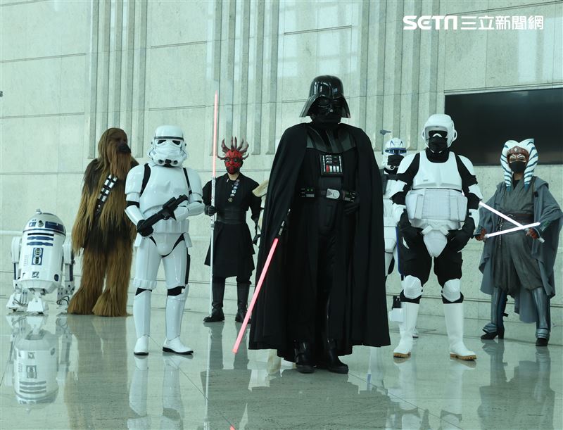 黑武士、R2D2、丘巴卡、白兵、達斯魔、REX、機車兵、阿索卡與百名星戰迷共襄盛與星戰日活動。（記者邱榮吉/攝影）