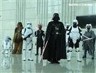 黑武士、R2D2、丘巴卡、白兵、達斯魔、REX、機車兵、阿索卡與百名星戰迷共襄盛與星戰日活動。（記者邱榮吉/攝影）