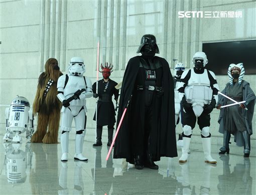 黑武士、R2D2、丘巴卡、白兵、達斯魔、REX、機車兵、阿索卡與百名星戰迷共襄盛與星戰日活動。（記者邱榮吉/攝影）