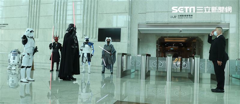 黑武士、R2D2、丘巴卡、白兵、達斯魔、REX、機車兵、阿索卡與百名星戰迷共襄盛與星戰日活動。（記者邱榮吉/攝影）