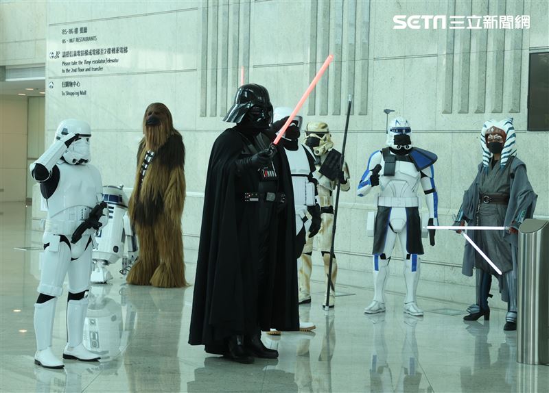 黑武士、R2D2、丘巴卡、白兵、達斯魔、REX、機車兵、阿索卡與百名星戰迷共襄盛與星戰日活動。（記者邱榮吉/攝影）