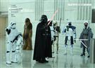 黑武士、R2D2、丘巴卡、白兵、達斯魔、REX、機車兵、阿索卡與百名星戰迷共襄盛與星戰日活動。（記者邱榮吉/攝影）