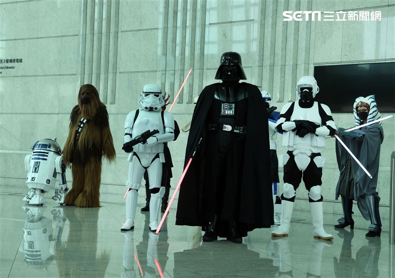 黑武士、R2D2、丘巴卡、白兵、達斯魔、REX、機車兵、阿索卡與百名星戰迷共襄盛與星戰日活動。（記者邱榮吉/攝影）