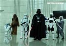 黑武士、R2D2、丘巴卡、白兵、達斯魔、REX、機車兵、阿索卡與百名星戰迷共襄盛與星戰日活動。（記者邱榮吉/攝影）