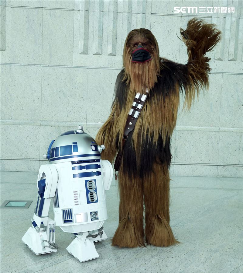 R2D2、丘巴卡出席星戰日。（記者邱榮吉/攝影）