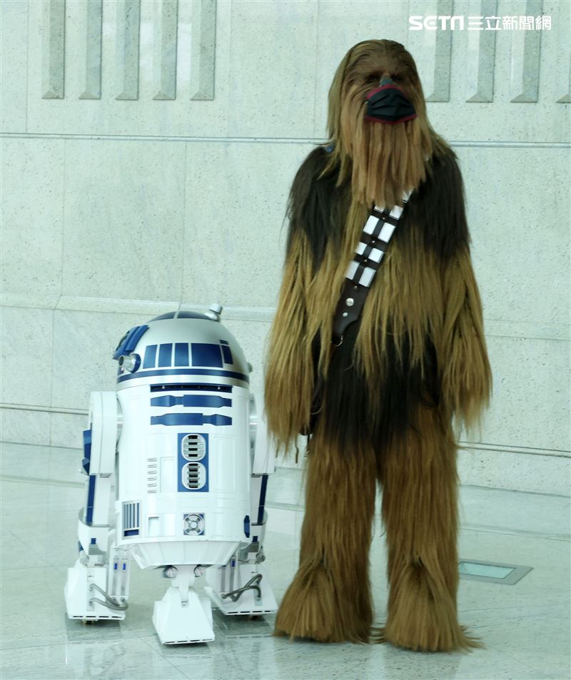 R2D2、丘巴卡出席星戰日。（記者邱榮吉/攝影）