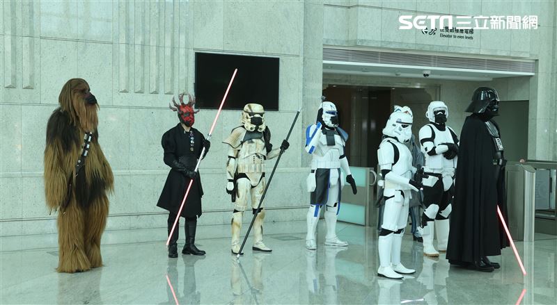 黑武士、R2D2、丘巴卡、白兵、達斯魔、REX、機車兵、阿索卡與百名星戰迷共襄盛與星戰日活動。（記者邱榮吉/攝影）