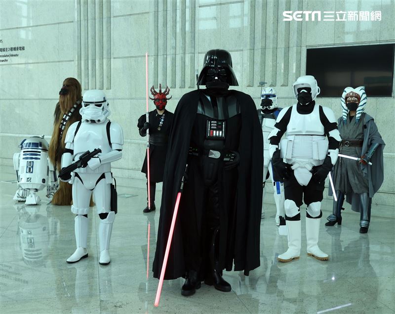 黑武士、R2D2、丘巴卡、白兵、達斯魔、REX、機車兵、阿索卡與百名星戰迷共襄盛與星戰日活動。（記者邱榮吉/攝影）