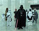 黑武士、R2D2、丘巴卡、白兵、達斯魔、REX、機車兵、阿索卡與百名星戰迷共襄盛與星戰日活動。（記者邱榮吉/攝影）