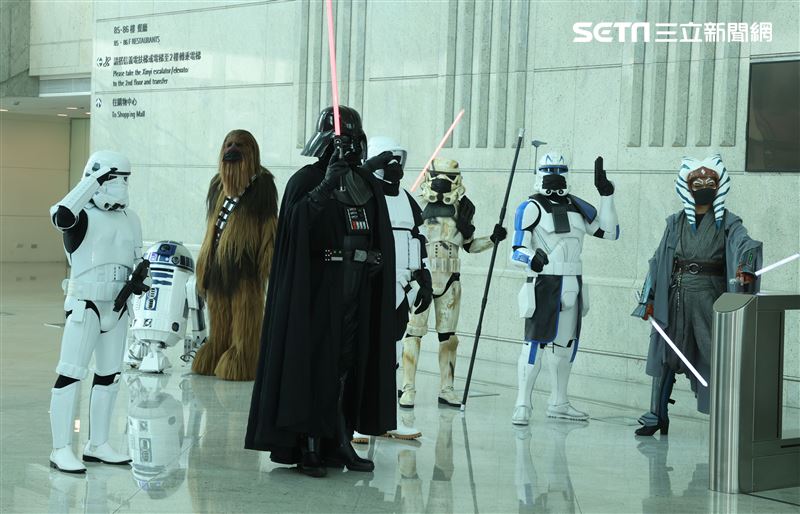 黑武士、R2D2、丘巴卡、白兵、達斯魔、REX、機車兵、阿索卡與百名星戰迷共襄盛與星戰日活動。（記者邱榮吉/攝影）