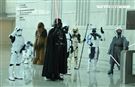 黑武士、R2D2、丘巴卡、白兵、達斯魔、REX、機車兵、阿索卡與百名星戰迷共襄盛與星戰日活動。（記者邱榮吉/攝影）