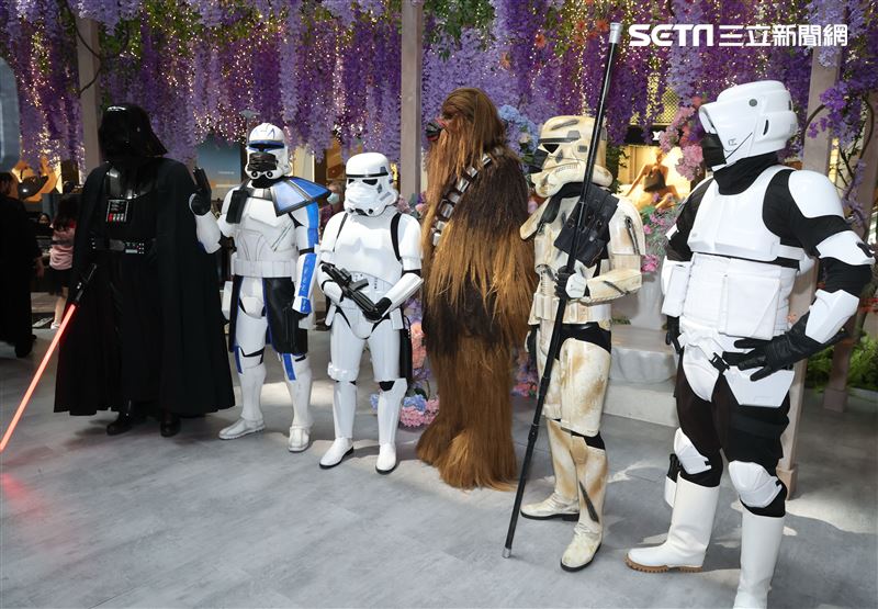 黑武士、R2D2、丘巴卡、白兵、達斯魔、REX、機車兵、阿索卡與百名星戰迷共襄盛與星戰日活動。（記者邱榮吉/攝影）