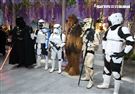黑武士、R2D2、丘巴卡、白兵、達斯魔、REX、機車兵、阿索卡與百名星戰迷共襄盛與星戰日活動。（記者邱榮吉/攝影）
