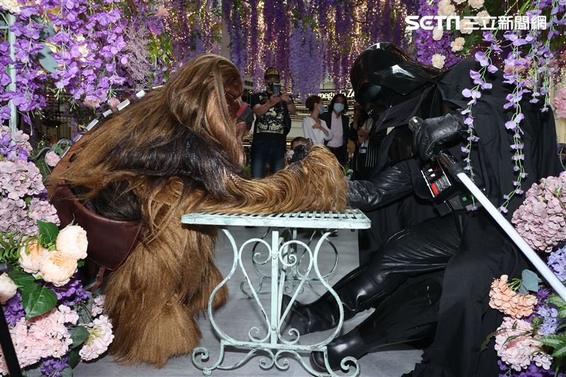 黑武士、丘巴卡出席星戰日。（記者邱榮吉/攝影）