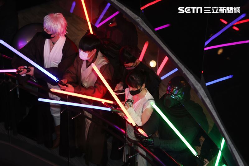 黑武士、R2D2、丘巴卡、白兵、達斯魔、REX、機車兵、阿索卡與百名星戰迷共襄盛與星戰日活動。（記者邱榮吉/攝影）