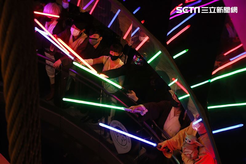 黑武士、R2D2、丘巴卡、白兵、達斯魔、REX、機車兵、阿索卡與百名星戰迷共襄盛與星戰日活動。（記者邱榮吉/攝影）