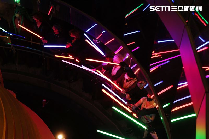 黑武士、R2D2、丘巴卡、白兵、達斯魔、REX、機車兵、阿索卡與百名星戰迷共襄盛與星戰日活動。（記者邱榮吉/攝影）