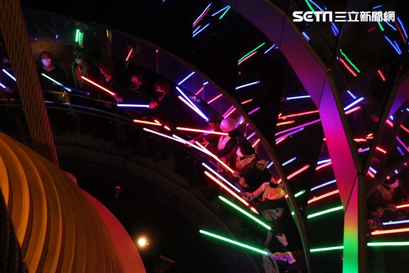 黑武士、R2D2、丘巴卡、白兵、達斯魔、REX、機車兵、阿索卡與百名星戰迷共襄盛與星戰日活動。（記者邱榮吉/攝影）