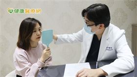 李兆翔醫師表示，當過25歲後魚尾紋、皺眉紋、抬頭紋等動態表情紋開始出現時，就可以預防性的施打肉毒桿菌素，避免動態紋逐漸發展成靜態紋。